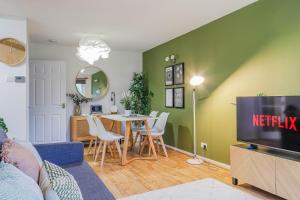 TV a/nebo společenská místnost v ubytování Samantha Suite - City 2BR Bungalow Free Parking Garden & WIFI