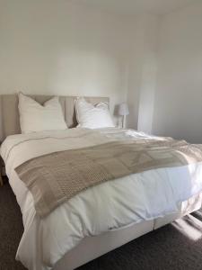 Ένα ή περισσότερα κρεβάτια σε δωμάτιο στο Edelhof1877 +16 φωτογραφίες