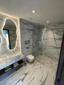 Ένα μπάνιο στο Villa Milabel - Piscine et jardin Privée Sans vis-à-vis Wifi HD