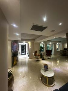 Televiisor ja/või meelelahutuskeskus majutusasutuses MIT Hotel Tbilisi