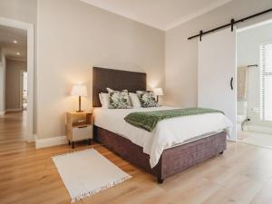 un dormitorio con una cama grande en una habitación en Moorlands Manor, en George 23 fotos más