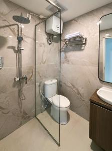 Ένα μπάνιο στο Luxury 3BR Podomoro Suite Medan City View NEW!