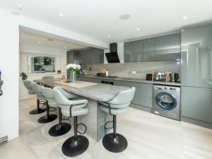 Kuchyň nebo kuchyňský kout v ubytování Spacious Home Heated PoolMay-Sep in Tilehurst - Pass the Keys