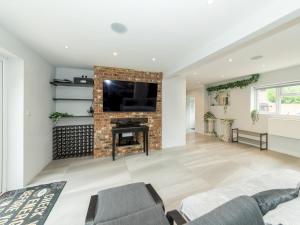 TV a/nebo společenská místnost v ubytování Spacious Home Heated PoolMay-Sep in Tilehurst - Pass the Keys