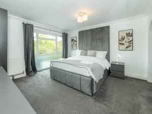 Postel nebo postele na pokoji v ubytování Spacious Home Heated PoolMay-Sep in Tilehurst - Pass the Keys