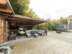 Patio nebo venkovní prostory v ubytování Spacious Home Heated PoolMay-Sep in Tilehurst - Pass the Keys