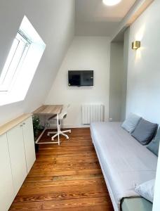 Un dormitorio pequeño con una cama y un escritorio. en Trocadéro - Studio 16, en París 3 fotos más