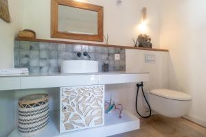 Koupelna v ubytování OMAÏA Private villas + 44 fotografií