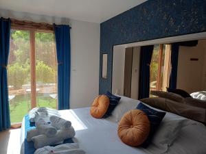 Bligny-sur-OucheにあるBélénos - Suites & Spaのタオルが敷かれたベッドのある寝室 +55枚の写真