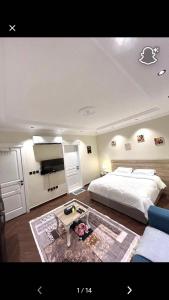 1 dormitorio grande con 1 cama y 1 mesa en شقة استديو VIp, en Yeda