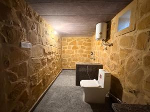 Posezení v ubytování kalp desert camp + 24 fotografií