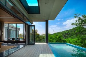 Bazén v ubytování Qing XIA Shan Ju Resort Hotel nebo v jeho okolí