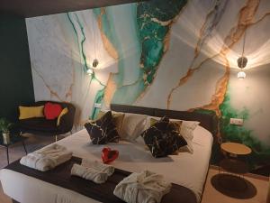 Postel nebo postele na pokoji v ubytování Bélénos - Suites & Spa + 55 fotografií