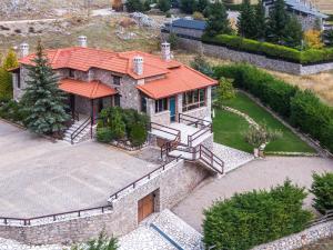 une vue aérienne sur une maison avec un toit orange dans l'établissement Chalet Panorama -Three Level Escape in Parnassos, à Arachova