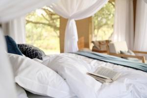 Ένα ή περισσότερα κρεβάτια σε δωμάτιο στο Tambarare Camp, an A&K Sanctuary