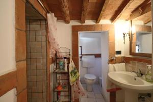 Koupelna v ubytování At the Castle + 52 fotografií