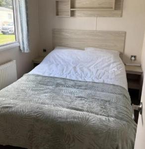 Voodi või voodid majutusasutuse Cosy Caravan With Free Wi-Fi At Dovercourt Holiday Park Ref 44502R toas