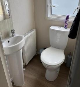 Vannituba majutusasutuses Cosy Caravan With Free Wi-Fi At Dovercourt Holiday Park Ref 44502R