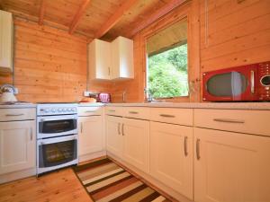 Kuchyň nebo kuchyňský kout v ubytování 1 bed in Fowey SYLVA