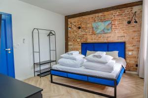 Ένα ή περισσότερα κρεβάτια σε δωμάτιο στο Apartamenty Toruńskie Piekary 12