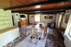 a dining room with a table and chairs in a room at Charmante vieille ferme du Grand Père Prosper proche Gérardmer in Liézey