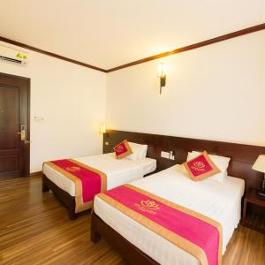 una habitación de hotel con dos camas en una habitación en Sen Hotel Hạ Long, en Ha Long