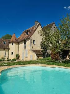 a large pool in front of a house at Le Clos Julo - Studio cosy à la campagne avec piscine in Villiers-sur-Loir