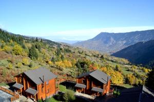 - une vue aérienne sur une cabine dans les montagnes dans l'établissement Xilino Horio, à Chrysomiléa