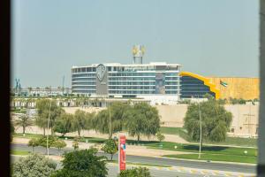 ein großes Gebäude mit einer Uhr darüber in der Unterkunft F1 Lovers Escape Yas Golf Studio Near Yas Marina Circuit in Abu Dhabi