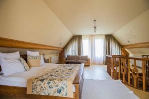 Postel nebo postele na pokoji v ubytování Chervona Ruta + 55 fotografií