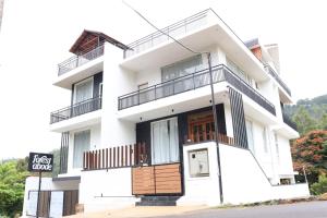 un edificio de apartamentos blanco con balcón en Forest Abode, en Yercaud