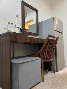 escritorio de madera con silla y espejo en marya appartment, en Medina