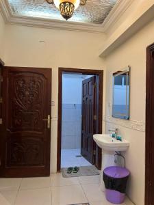 Un baño con lavabo y puerta de madera. en marya appartment, en Medina 32 fotos más