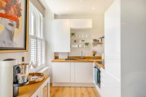 Η κουζίνα ή μικρή κουζίνα στο Georgian Suite - Apartment 14