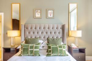 Ένα ή περισσότερα κρεβάτια σε δωμάτιο στο Georgian Suite - Apartment 14