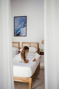 een vrouw op een bed in een slaapkamer bij Mayava Villa in Ahangama
