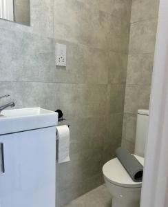 ein Badezimmer mit Toilette und Waschbecken in der Unterkunft New Medway Private Double room with private bathroom close to hospital and station in Gillingham