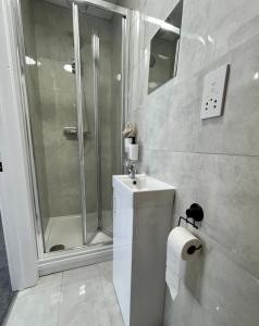ein Badezimmer mit Dusche, Toilette und Waschbecken in der Unterkunft New Medway Private Double room with private bathroom close to hospital and station in Gillingham