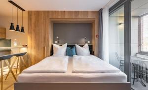 Postel nebo postele na pokoji v ubytování Marina Apartments Regensburg