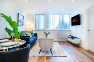 a living room with a blue couch and a table at Central Gravesend 1BR, Kitchen, Wi-Fi, Sleeps 2, Parking in Gravesend