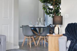 a dining room with a table and chairs at Dunfermline Retreat 3br Wi-fi Private Parking in Townhill