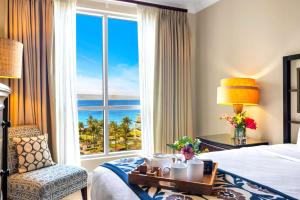 une chambre d'hôtel avec un lit et une grande fenêtre dans l'établissement 3-Bedroom Villas at Honua Kai Konea by KBM, à Kaanapali Airport 225 autres photos