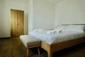 维罗纳Ca' Marì Torricelle Bed&Breakfast的一间卧室配有一张大床和一个木制橱柜