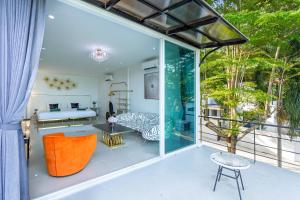 Balkón nebo terasa v ubytování Exclusive! 3-Bedroom Pool Villa with Bay View-Nariya V8