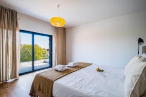 Postel nebo postele na pokoji v ubytování Casa Luminosa by Portugal Portfolio + 60 fotografií
