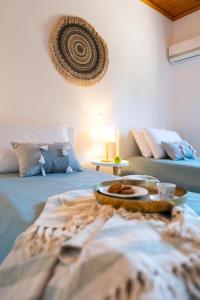 een kamer met een bed en een dienblad met eten erop bij Villas Mina and Studios in Gennadi