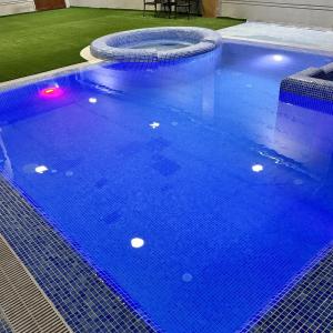 Bazén v ubytování Avenue nebo v jeho okolí