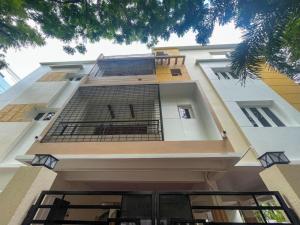Un edificio con un balcón en el lateral. en Arrow Service Appartment, en Gachibowli