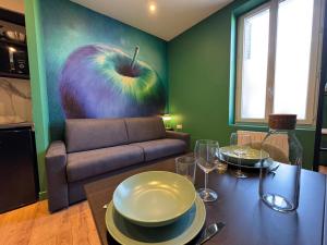ヴェニシューにあるApple suite - studio Lyonのソファと壁にリンゴが描かれたリビングルーム +12枚の写真