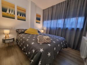 a bedroom with a bed with stars on it at QEhome - confort, parking y cargador EV en el centro de Manresa in Manresa +25 photos